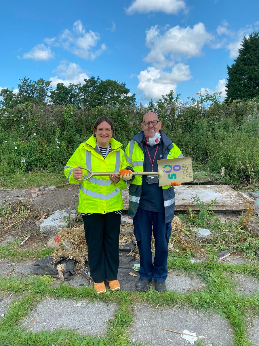 unpaidworknw's tweet photo. Another busy day for the Golden Shovel during its' last week in the North West for #CP50.  Clearing up at St Helens &amp; Knowsley today under the watchful eye of our longest serving Supervisor Brian, who has worked in Community Payback since 1986! https://t.co/BsRVNud0nP