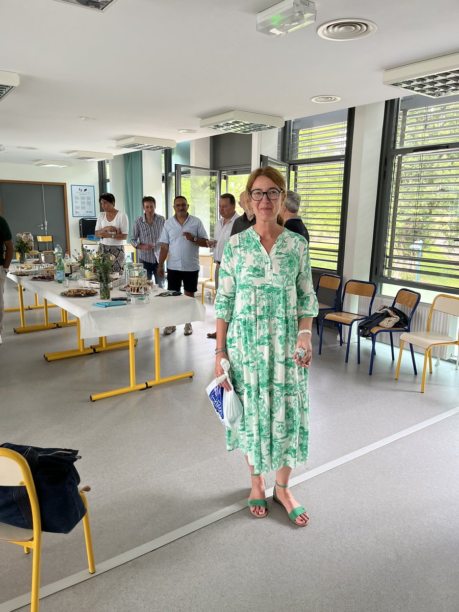 Pot de départ de Madame Delaire qui officiera au CROUS à partir de la rentrée prochaine. 19 Années consacrées à l’accompagnement social de nos élèves.
Merci pour eux et pour tous!