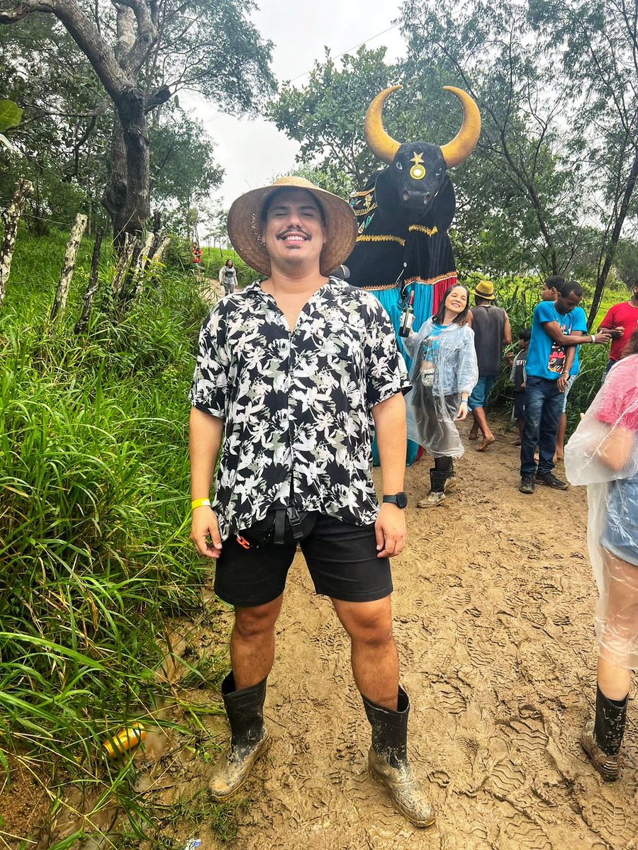 MauricioEbbers's tweet photo. Que São João foi esse, que cortejo maravilhoso do Boi da Macuca. Lá vem o boi, lá vem a Xuxa, lá vem Papai Noel e lá vem Camila Queiroz!!! #sãojoão #macuca #boidamacuca #cortejo #sósabequemviveu #váriasvelas https://t.co/YVC9EmCOAf