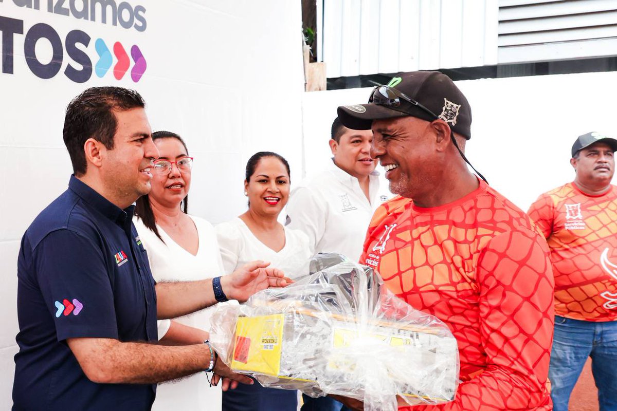 ¡Hoy Zihua brilla y está más limpio, que nunca! Hemos ido transformando la ciudad y una dirección que ha sido pieza medular de este engranaje es la de Servicios Públicos. Entregamos una camioneta y equipo de trabajo para las diferentes áreas operativas. #AvanzamosJuntos