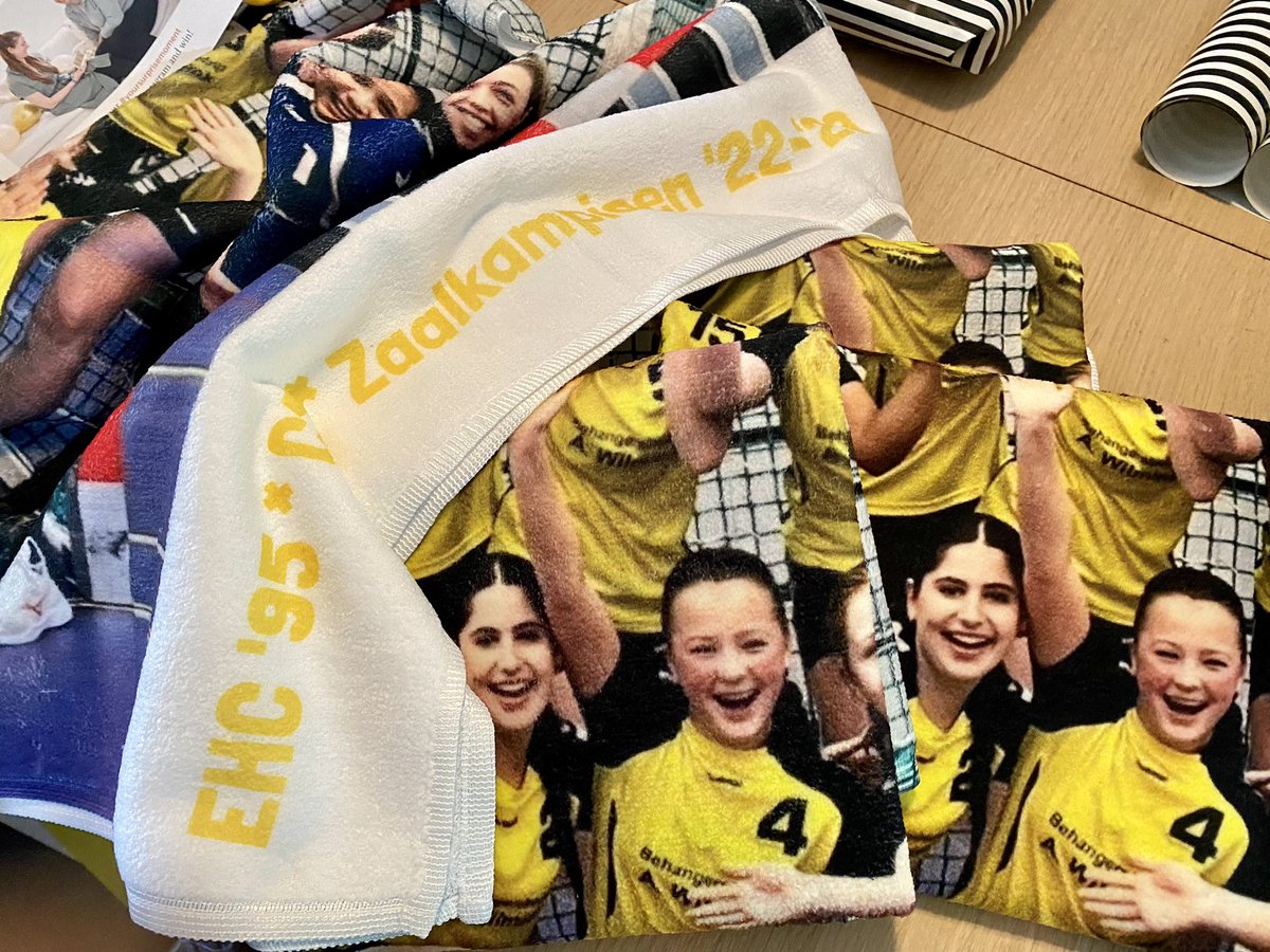 Yttap67's tweet photo. Het zit er op! 

Vanavond seizoen afsluiting #EHC95 #Enschede 💛🖤

Slot van een Kampioen 🥇💪🏼seizoen 1e team C-Jeugd. Alle meiden worden verrast met foto-handdoek. 

Knappe prestatie; blijvende herinnering De tegenstanders zijn al eerder door ze 💦 afgedroogd 😂😂

#handbal  🤾‍♀️ https://t.co/sNop9R9TsU