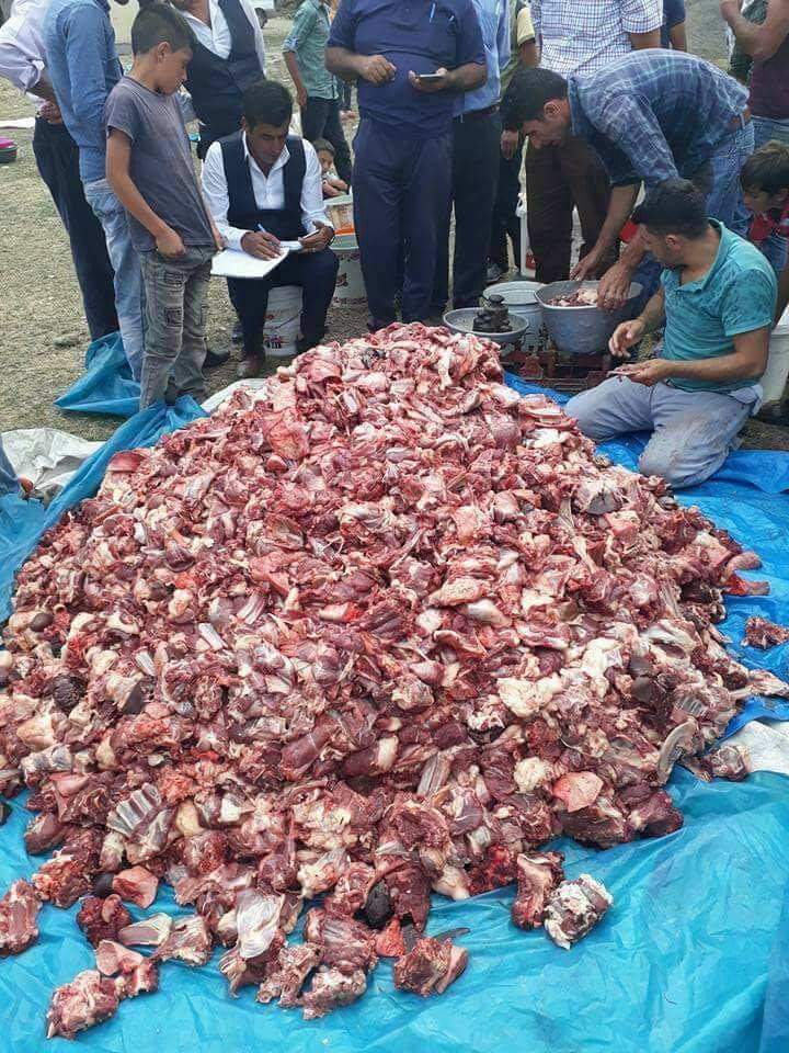 Van'daki bir köyde,
Özalp -Kalecik köyünde tüm kurbanlar topluca kesildikten sonra, kesen-kesmeyen ayrımı yapılmadan tüm köylüye eşit bir şekilde paylaştırılıyormuş
Bu adeti kimler başlattıysa Allah onlardan razı olsun🤲