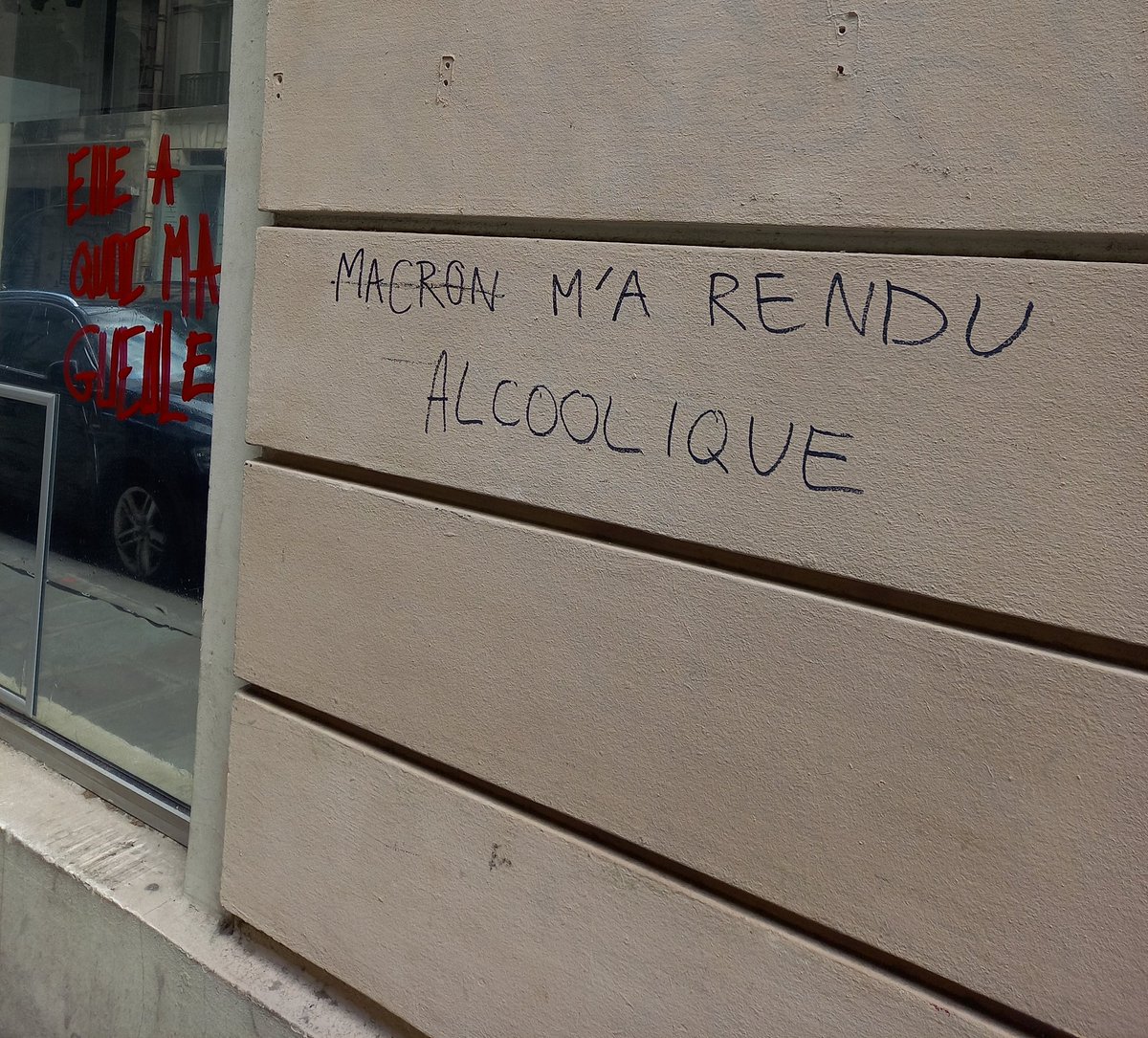 bouclierchrist1's tweet photo. Problématique, mais moins grave que
L'ALCOOL M'A RENDU MACRONISTE.

@Teddyruptif @laure_durain @GDeleur
@chaxou11 @ehllian @TryingAdulthood
@francoisleffe @RegisCRS @JeanSebbuf
@funcorporation cc @Mloo1251 #CulSec

#JeudiPhoto, rue Béranger, Paris 3ème. https://t.co/lSV5V3Fmb8