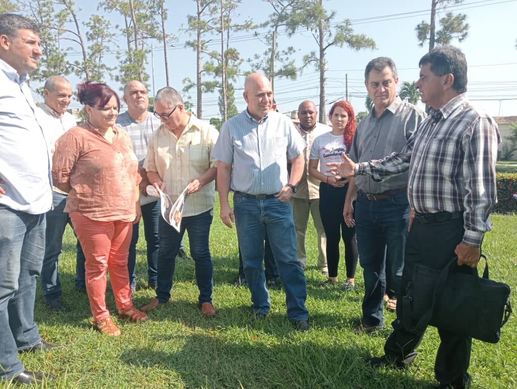 DrRobertoMOjeda's tweet photo. En los alrededores de la Universidad de #PinarDelRio, donde se edificará la Plaza 26 de Julio, intercambiamos con el rector sobre el proceso de mantenimiento en la Casa de Altos Estudios. #Cuba #ConTodosLaVictoria https://t.co/lIj2BRh22R