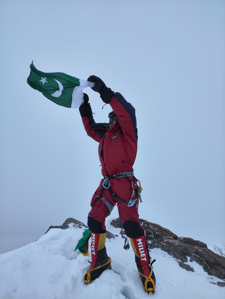 Standing on top of Nanga Parbet 8126m, with Pakistani flag. 
Nothing feels is better to raise the green flag to the heights of mountains. 
My gift to Nation at the eve of Eid ❤️
Pakistan Zindabad 🇵🇰 
#NangaParbet2023 
#EidAlAdhaMubarak