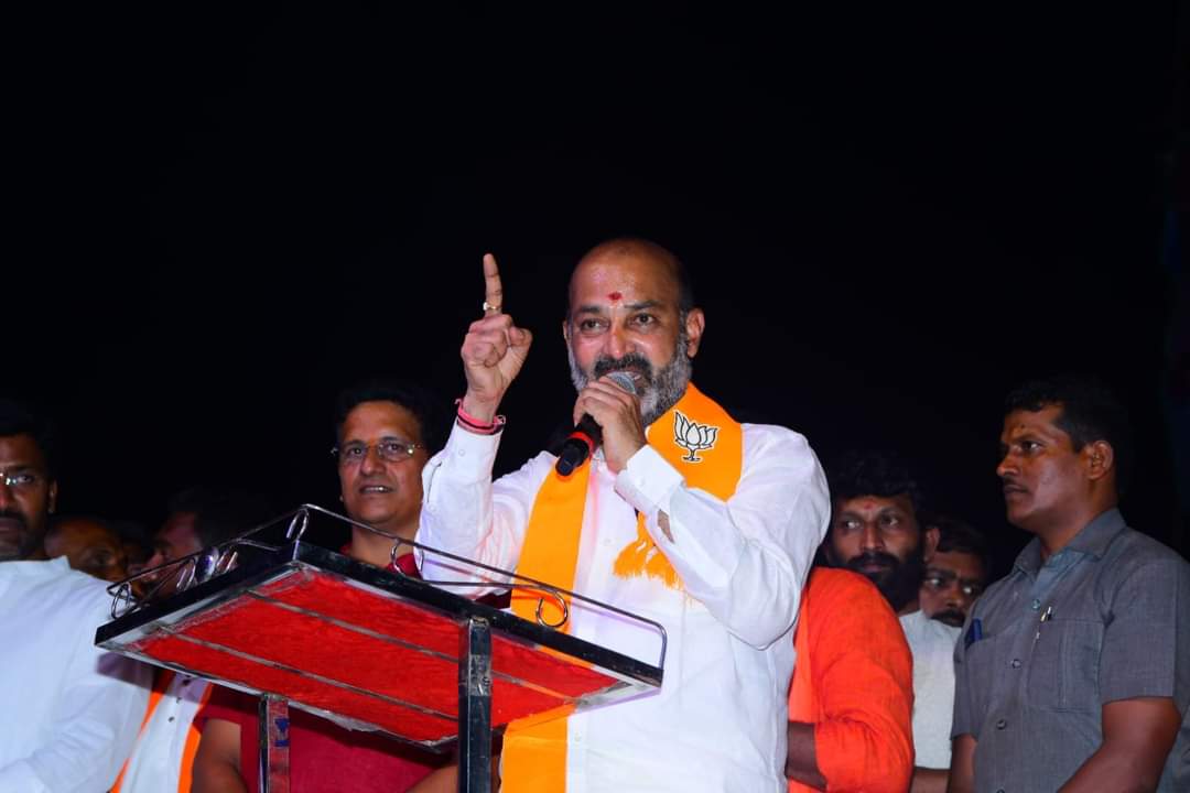 bandisanjay_bjp's tweet photo. Huge response for Public Meeting as part of #MahaJansamparkAbhiyan at Makthal Assembly constituency is slap in the face of those who question @BJP4India’s presence in Telangana. @BJP4Telangana is on the ground and always with the people. https://t.co/jFsr2R2kCU
