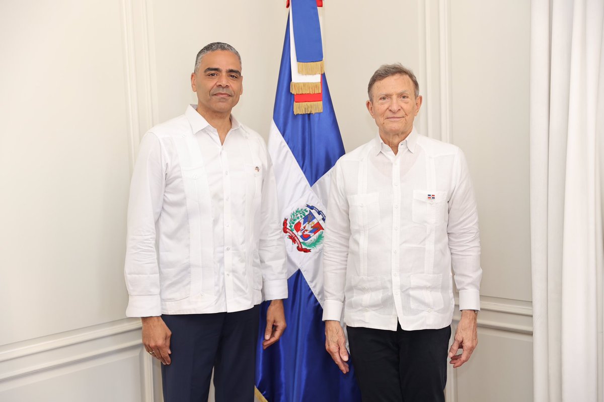 Cancillería de República Dominicana (@mirexrd) on Twitter photo El canciller <a href="/RobalsdqAlvarez/">Roberto Alvarez</a> recibió en su despacho a Manny Matos, presidente de la Asociación Dominicanos USA
(<a href="/YoSoyDUSA/">Dominicanos USA | DUSA</a>), con quien sostuvo una reunión de trabajo. El canciller <a href="/RobalsdqAlvarez/">Roberto Alvarez</a> recibió en su despacho a Manny Matos, presidente de la Asociación Dominicanos USA
(<a href="/YoSoyDUSA/">Dominicanos USA | DUSA</a>), con quien sostuvo una reunión de trabajo.