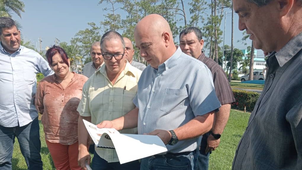 DrRobertoMOjeda's tweet photo. En los alrededores de la Universidad de #PinarDelRio, donde se edificará la Plaza 26 de Julio, intercambiamos con el rector sobre el proceso de mantenimiento en la Casa de Altos Estudios. #Cuba #ConTodosLaVictoria https://t.co/lIj2BRh22R