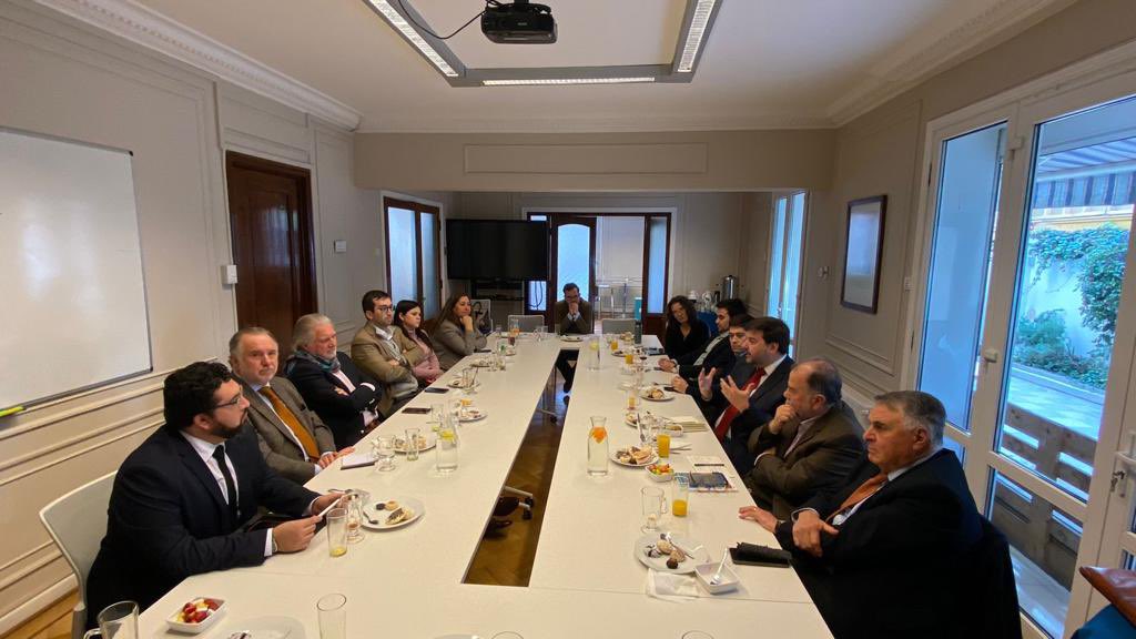 #Noticias 🌎 I Hoy continuamos el ciclo de desayunos <a href="/cei_uc/">CEIUC</a> - <a href="/Kas_Chile/">KAS Chile</a> con “Transición energética y geopolítica”, una conversación con expertos del mundo académico, diplomático y privado sobre el rol de los minerales estratégicos y energía