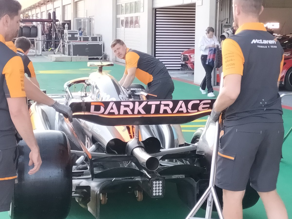 Updated Mclaren MCL60 this weekend on Norris car, redesigned inlet raised higher giving a bitter undercut like Redbull & Aston, also redesigned engine cover with deep gullies like the AMR23
#AustrianGP 
📸: @RacEng2