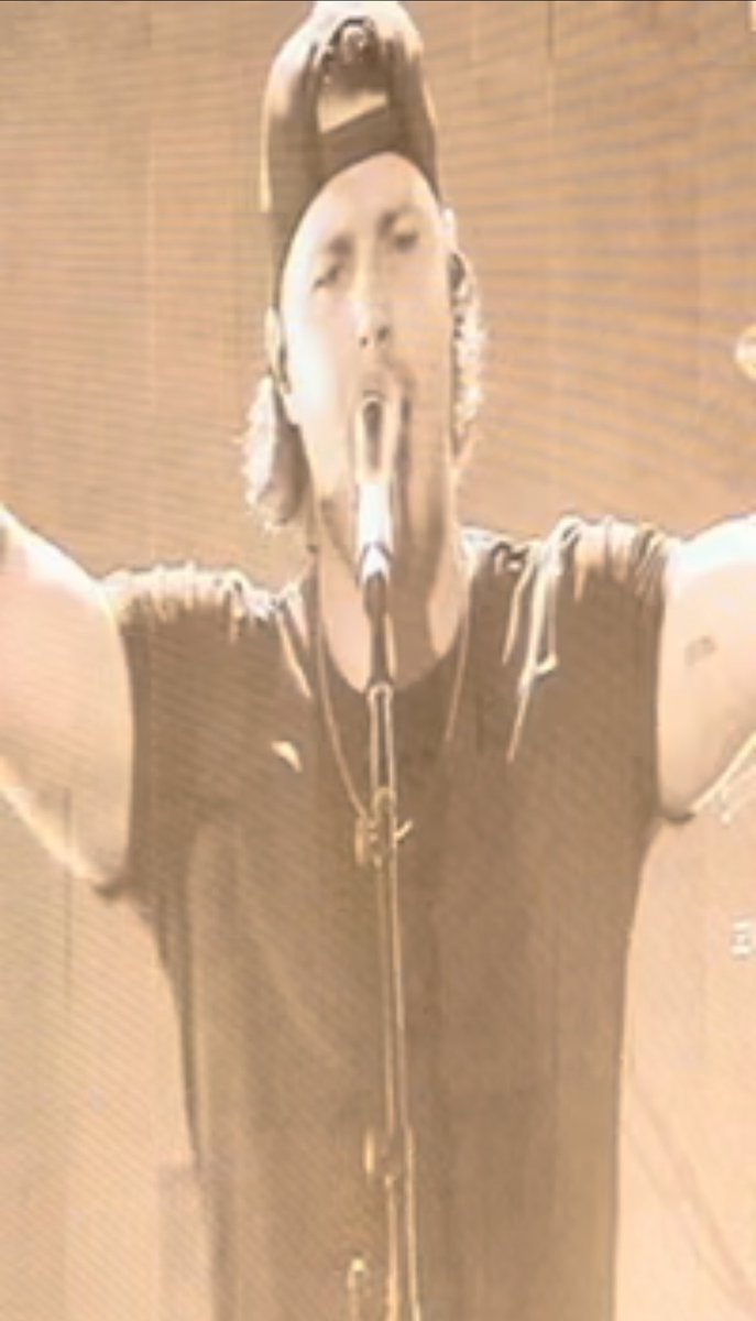 So excited to be able to get a video from my sister at the show!! Please come back soon #joshross #lookinlikearockstar