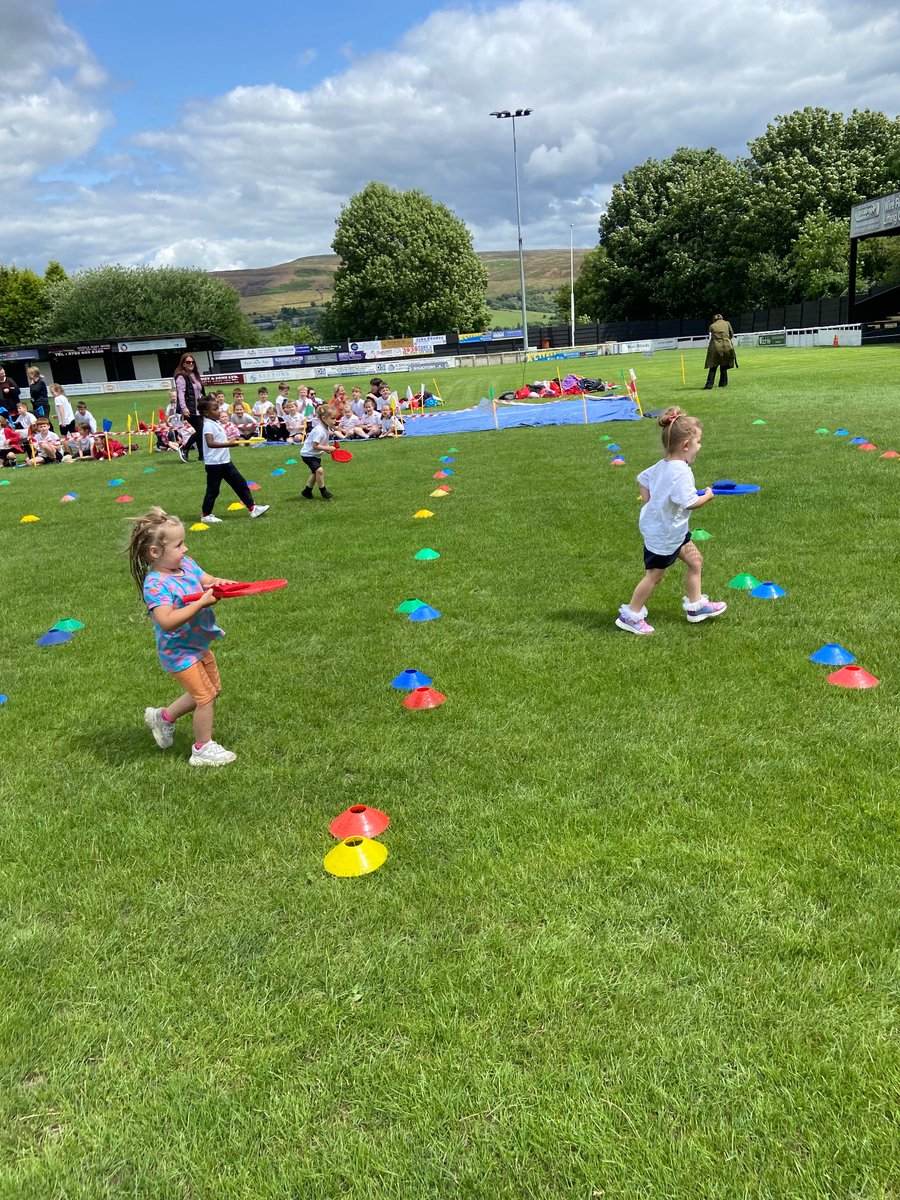 A brilliant turn out at St George’s Sports Day at Seel Park today! Well done to all the children and big thanks to our parent helpers & @MossleyAFC & @hayley_simpson_ @active_tameside