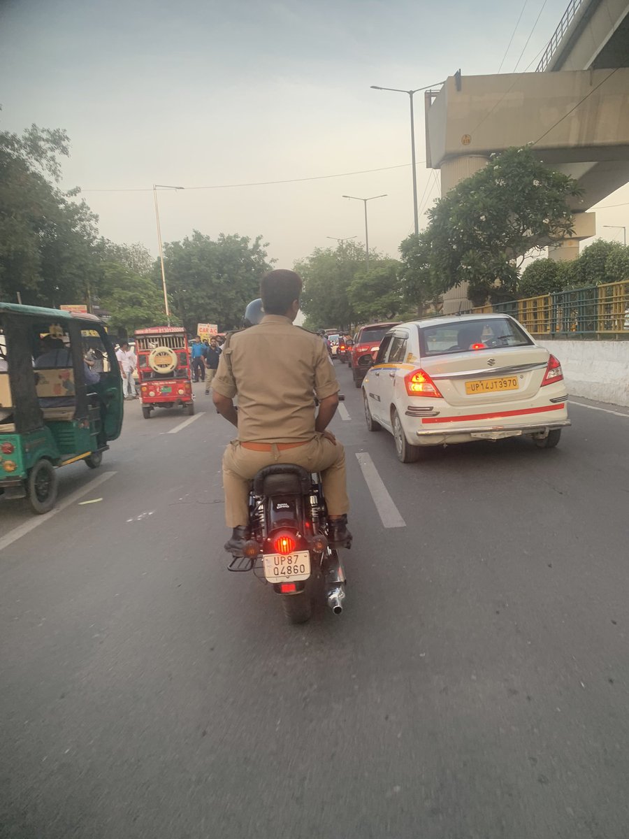 SumitRa79747760's tweet photo. उत्तर प्रदेश पुलिस जनता का चालन करती है इन पर करवाई कौन करेगा पूछता है भारत  दोनो फोटो नोएडा की है कृपया करके इन पर करवाई करे उत्तर प्रदेश सरकार और उत्तर प्रदेश ट्रैफिक पुलिस 
@noidatraffic @uptrafficpolice @noidapolice @Uppolice @dgpup @myogioffice @myogiadityanath https://t.co/WEuZoOCv6s