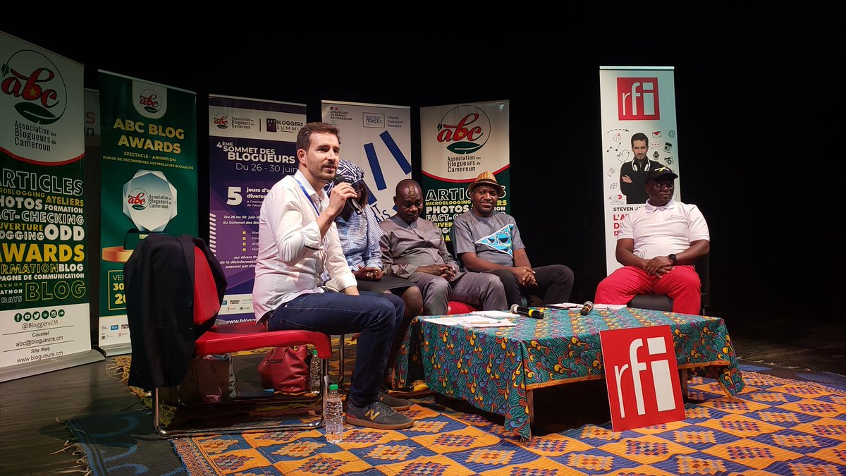petit_ecolier's tweet photo. Mise en place pour l'enregistrement de l'émission l'@Atelier_medias de RFI.
@StevenJambot reçoit comme invités : @salmaamadore, @NgalaDesmond, Dominique Minyono (Kerel Kongossa) et un représentant du MINCOM.
@mahmoud_td et le Pr. Paul Abouna y seront aussi
#237bloggersummit https://t.co/byCQB3rJQj