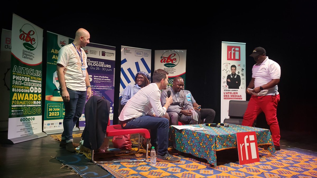 petit_ecolier's tweet photo. Mise en place pour l'enregistrement de l'émission l'@Atelier_medias de RFI.
@StevenJambot reçoit comme invités : @salmaamadore, @NgalaDesmond, Dominique Minyono (Kerel Kongossa) et un représentant du MINCOM.
@mahmoud_td et le Pr. Paul Abouna y seront aussi
#237bloggersummit https://t.co/byCQB3rJQj