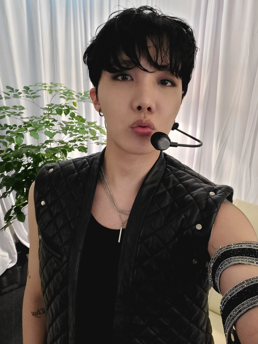 theyimyum's tweet photo. It's Thirsty Thursday and so fun to be watching JK work out. Until they are all back together, here's my daily Hobi pic ~ Day 73 & Jin pic ~ Day 199
@BTS_twt
#BTS #BTSARMY #APOBANGPO #아포방포 #AFBF10 https://t.co/V4XZQ0X52G