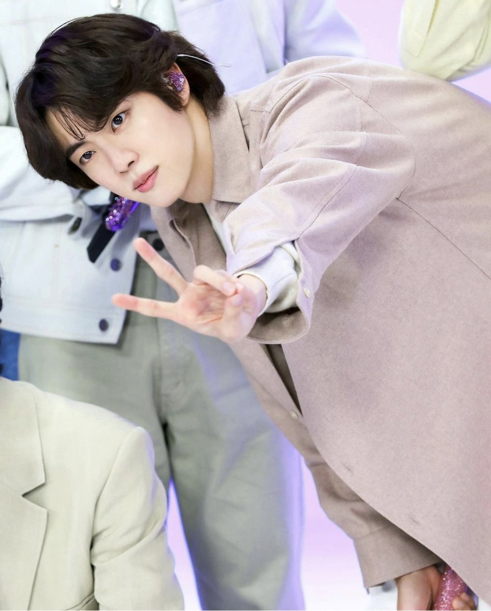 theyimyum's tweet photo. It's Thirsty Thursday and so fun to be watching JK work out. Until they are all back together, here's my daily Hobi pic ~ Day 73 & Jin pic ~ Day 199
@BTS_twt
#BTS #BTSARMY #APOBANGPO #아포방포 #AFBF10 https://t.co/V4XZQ0X52G