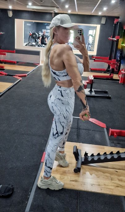 When the light hits just right 💪  Will be stripping out of this later &amp; getting naked for you on my OF<a href="/tag/biceps"class="tags"><span>#biceps</span></a><a href="/tag/girlswholift"class="tags"><span>#girlswholift</span></a><a href="/tag/bigtits"class="tags"><span>#bigtits</span></a><a href="/tag/shemuscle"class="tags"><span>#shemuscle</span></a><a href="/tag/il"class="tags"><span>#il</span></a>