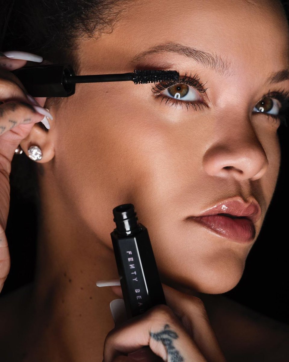 rihanna's tweet image. LASHES lashes L@$h€s 

#HellaThiccMascara @fentybeauty