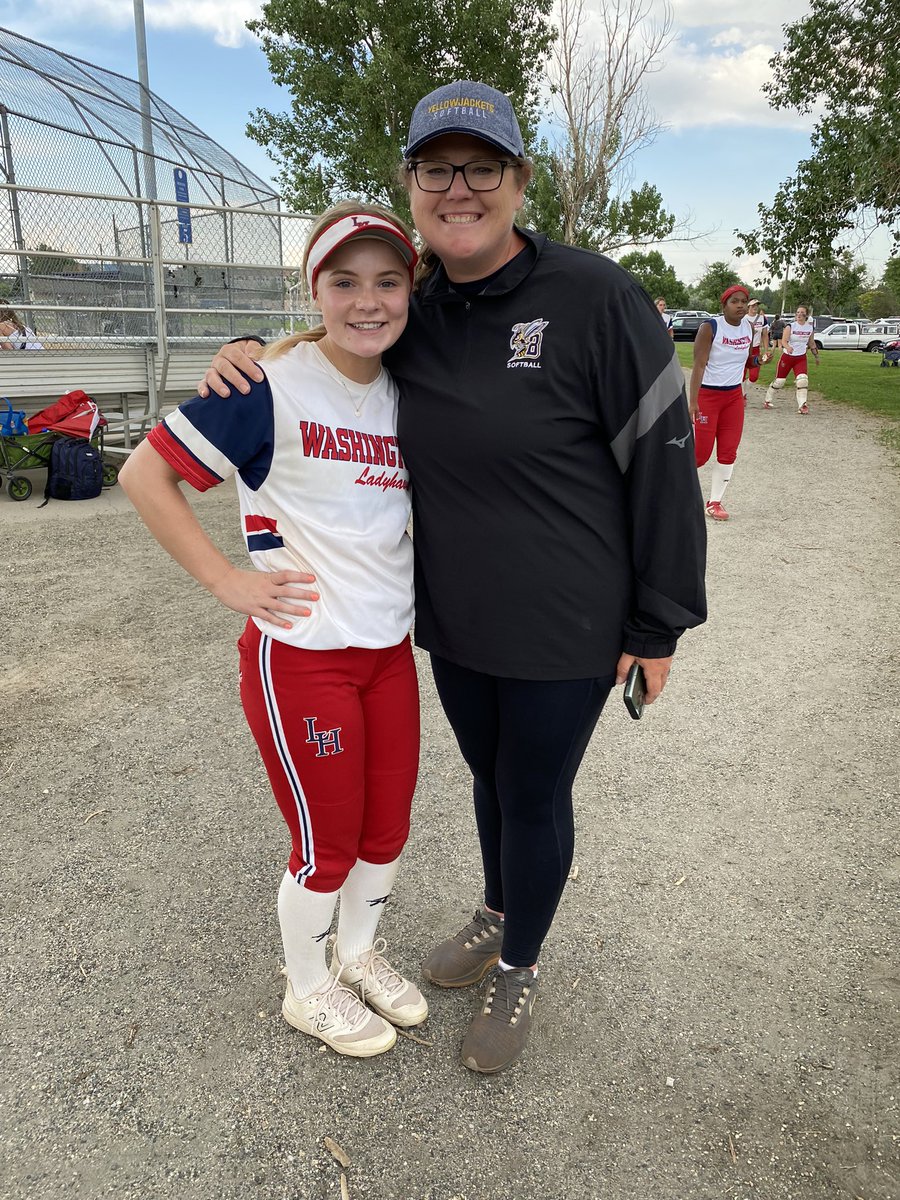 So happy to meet my roommate and see my Head Coach! Go Jackets 🐝 <a href="/a_akers19/">Ashley Akers</a> <a href="/MSUBSoftball/">MSUB Softball</a>