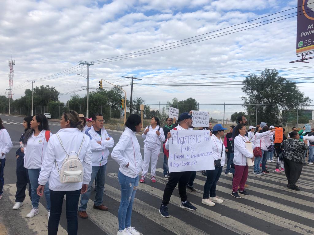 profjavier145's tweet photo. #Bloqueo
Región 5 en Tecámac también haciendo lo propio con el paro de labores y cierre de vialidades. 
#pagocompleto 
#regionoriente
#EMS 
#firmadeconvenio2023 https://t.co/5pp4yxuCo9