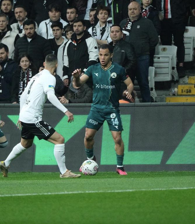 Robert Mejia'nın Giresunspor'da devam etmeme olasılığı bulunmakta. Oyuncuyla ilgilenen takımlar mevcut ve bu takımlar arasında bir Türk kulübünün olduğu söyleniyor.

#Giresunspor