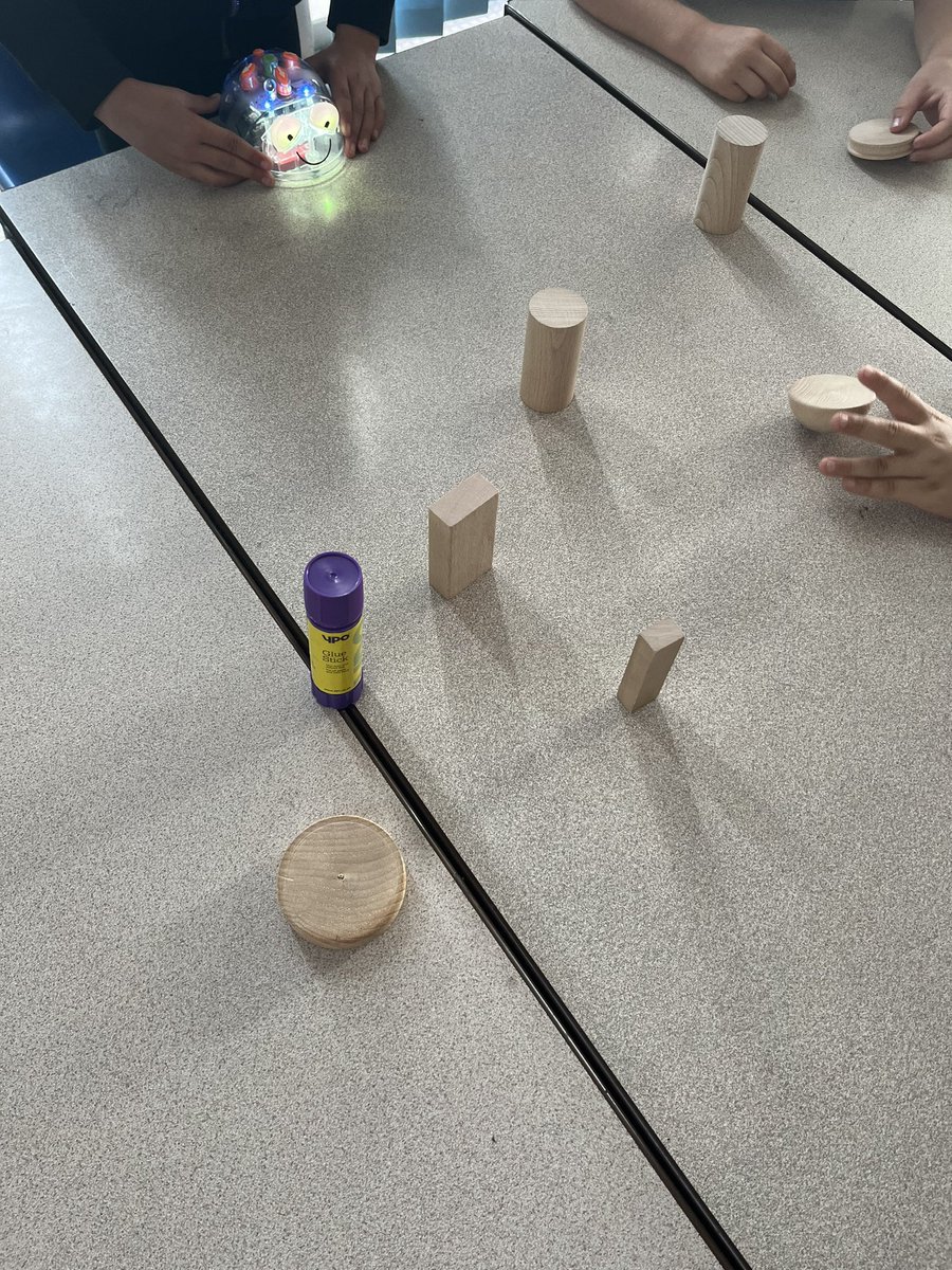 LakesideYork's tweet image. Today Year 2 used the Bluebots to play a game of capture the flag. We inputted algorithms, trying to get the Bluebot to knock over the glue. We debugged and had another try if they didn’t quite work first time. We then made things harder by adding in obstacles! #LakeComputing