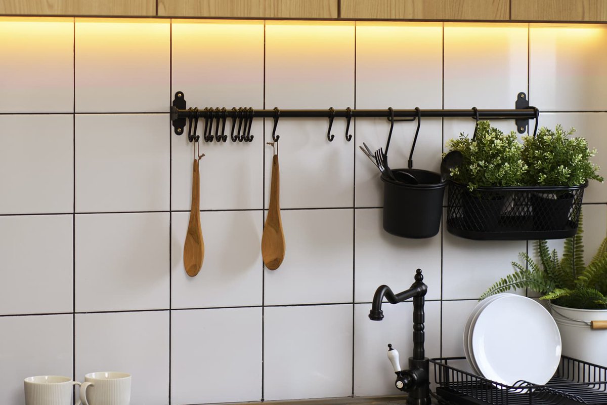 stationerybest's tweet photo. This TikToker Created Instant Mood Lighting in Their Kitchen https://t.co/gWMFS3tGNZ #splendidum.com #recipes https://t.co/jPNhtqTxyi