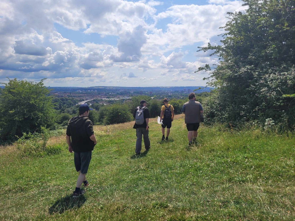 Lots of fun with #LockleazeGreenGym learning how to ID bumblebees out in the field today. 🐝
Spotted plenty of Common Carder and Red Tailed bumblebees in Stoke Park (and lots of other non-bumblebee critters). 
Thanks to Richard from the <a href="/BumblebeeTrust/">Bumblebee Conservation Trust</a> for your expertise!