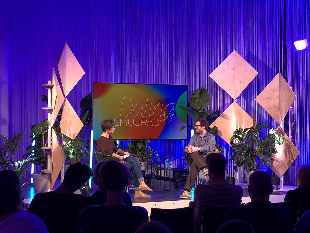FuturiumD's tweet photo. Heute sind wir bereits auf unserem dritten Date mit der Demokratie.
Zunächst im Gespräch über die Geschwindigkeit in der Demokratie: @JanAlbrecht, Vorstand der @BoellStiftung, mit der Moderatorin Karena Kalmbach.
#DatingDemocracy https://t.co/HiqLAWZ5PA