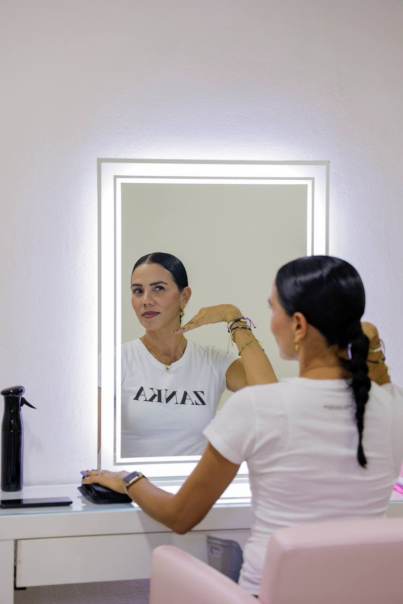 Deja tú lo guapa, soy zanka! 🪞✨

Probando el nuevo espejo del salón de Cultora de Belleza en nuestro CDC Coacoyul, ¡Bonito día!