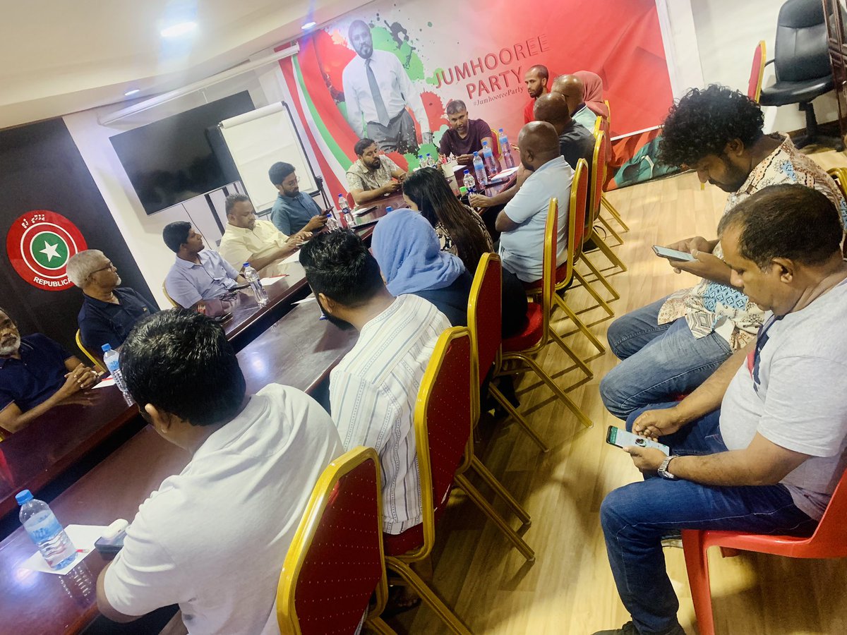 husen_rym's tweet photo. ކެމްޕެއިން ހަރަކާތްތައް ކުރިއަށް ގެންދިއުމަށްޓަކައި، ދެކުނު ކެމްޕެއިން ޓީމުން މަޝްވަރާކުރުމަށް ބާއްވާ ބައްދަލުވުމުގެ ތެރެއިން!
#HaaskandaalaaHamajeheyne
#Qasim2023
@ilhammaldives 
@JPSecretariat  
@qasimibrahim https://t.co/gTVRtYZGMr