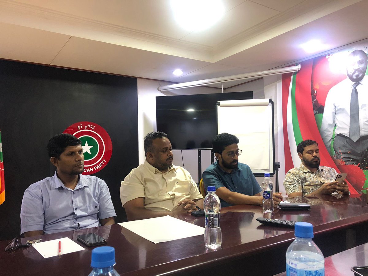 husen_rym's tweet photo. ކެމްޕެއިން ހަރަކާތްތައް ކުރިއަށް ގެންދިއުމަށްޓަކައި، ދެކުނު ކެމްޕެއިން ޓީމުން މަޝްވަރާކުރުމަށް ބާއްވާ ބައްދަލުވުމުގެ ތެރެއިން!
#HaaskandaalaaHamajeheyne
#Qasim2023
@ilhammaldives 
@JPSecretariat  
@qasimibrahim https://t.co/gTVRtYZGMr