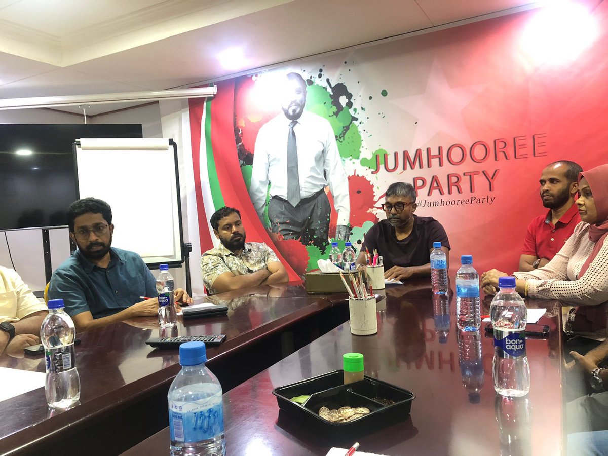 husen_rym's tweet photo. ކެމްޕެއިން ހަރަކާތްތައް ކުރިއަށް ގެންދިއުމަށްޓަކައި، ދެކުނު ކެމްޕެއިން ޓީމުން މަޝްވަރާކުރުމަށް ބާއްވާ ބައްދަލުވުމުގެ ތެރެއިން!
#HaaskandaalaaHamajeheyne
#Qasim2023
@ilhammaldives 
@JPSecretariat  
@qasimibrahim https://t.co/gTVRtYZGMr