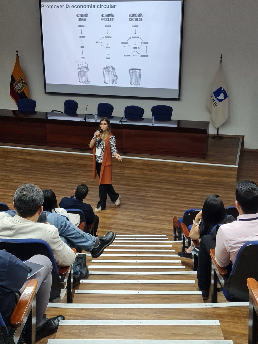 CIEESec's tweet photo. En #COMPOLOCAL, @DanielaUgazzi enfatiza el criterio de que una ciudad sostenible debe promover la economía circular, integrando la economía lineal con la economía de reciclaje.
#CIEESEC https://t.co/HU9Rpkh5If