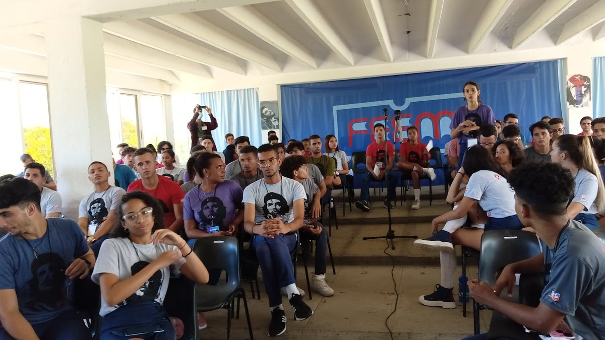 Eugeniocubano's tweet photo. #FEEMdeCuba #AquíConCuba, los muchachos haciendo propuestas, frescas, inteligentes y optimistas para perfeccionar sus procesos y movimientos. Oye yo creo en mi presente y futuro con estos jóvenes. @NaimaBarreto @JLBrocheLorenzo @JorgeLuisPerd20 #cubamin https://t.co/gWHoRKQLzA