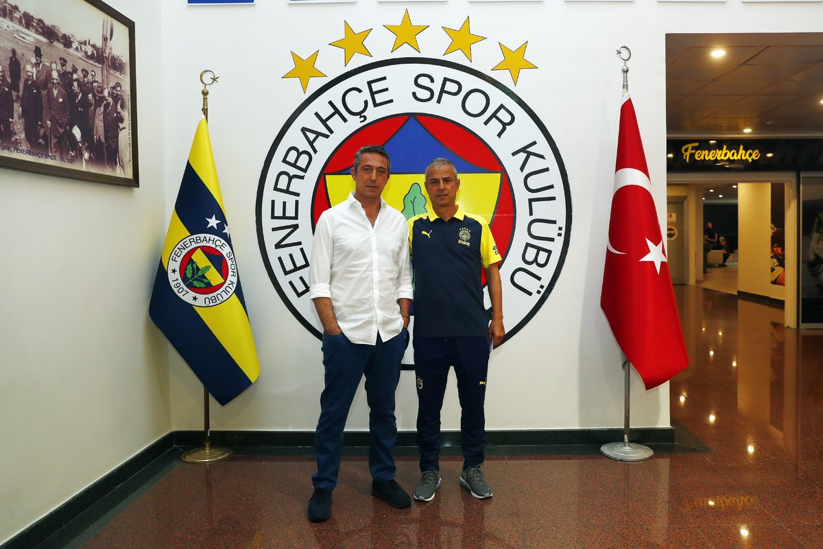 Ali Koç hiç bir zaman kulüp başkanı olmadı olamayacak. Çünkü o holding patronu bu yüzden hocasına, futbolcusuna ve taraftarına saygı beklemeyin. Koskoca fb hocası ile birlikte verdiği poza bakın.