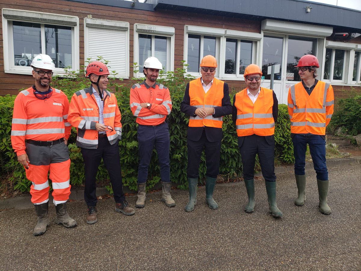 BonnaterreL's tweet photo. Merci à @HdeLaBatie Vice Président de la #Region #Normandie d’être venu à #Tourville et #Cleon à la rencontre des dirigeants et salariés de la #SERAF site de stockage de #déchets ultimes et à l’écoute des membres du CODEF qui rassemble les opposants. Une écoute très utile https://t.co/dKpVhJGed0