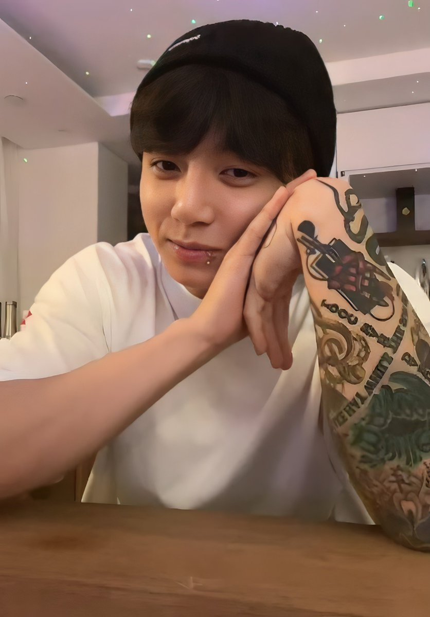boraboravie's tweet photo. [HD] 230629 JUNGKOOK WEVERSE LIVE 💜

— A THREAD — https://t.co/GWN0Rx7s8M