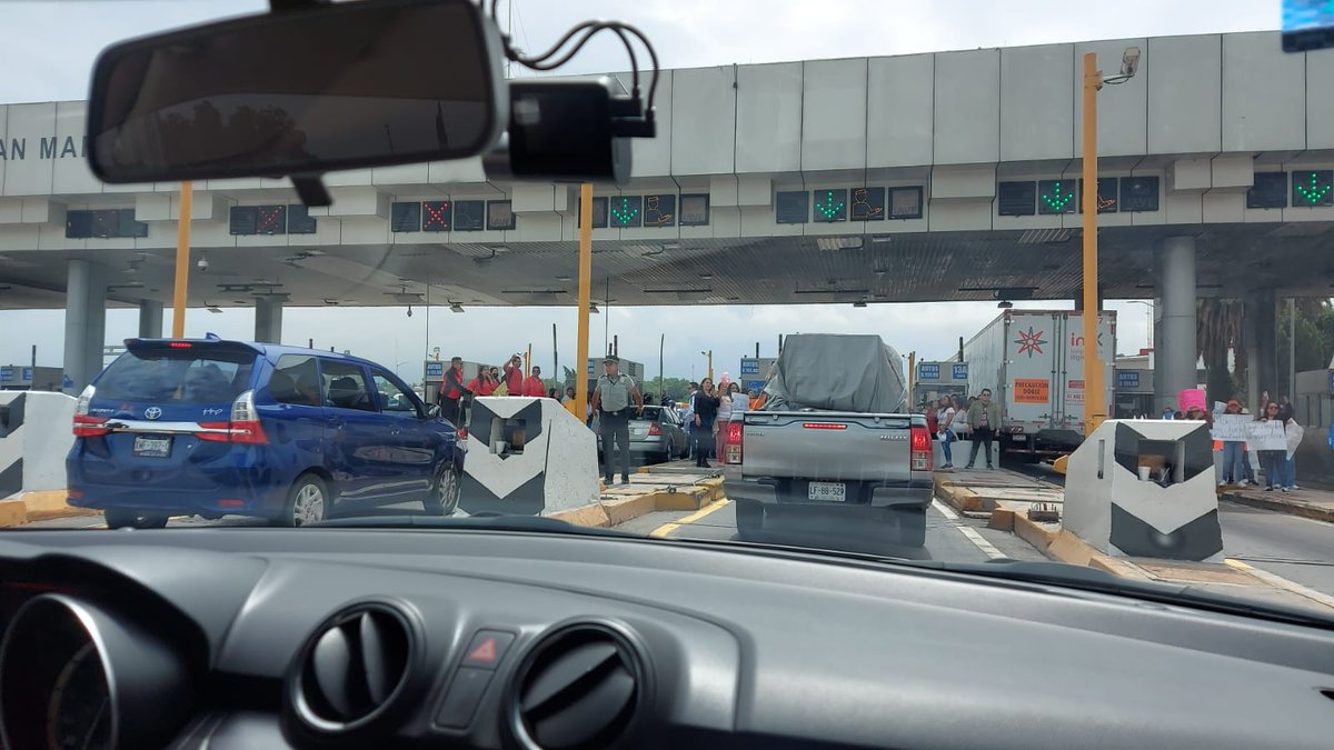 almiux_mh's tweet photo. Sin respuesta, no hay pago de caseta.. y así  fue como pudimos pasar #Bloqueo #Edomex #maestrosdeledomex https://t.co/ivTEEdxLUq
