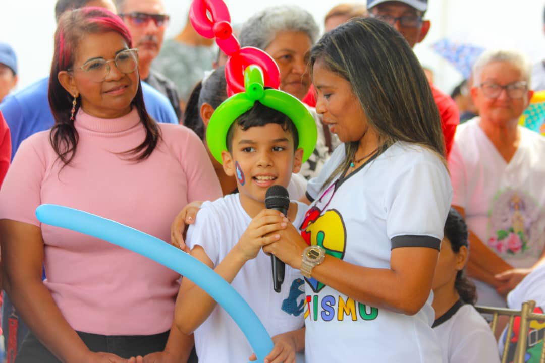 comandosergioh's tweet photo. #EnFotos así fue nuestro programa #198 en los espacios del #Caipa Bolívar donde compartimos con los niños y niñas y nuestros amigos del sector cultural #EmpoderarElPoderPopular https://t.co/HfnRYQG4pV