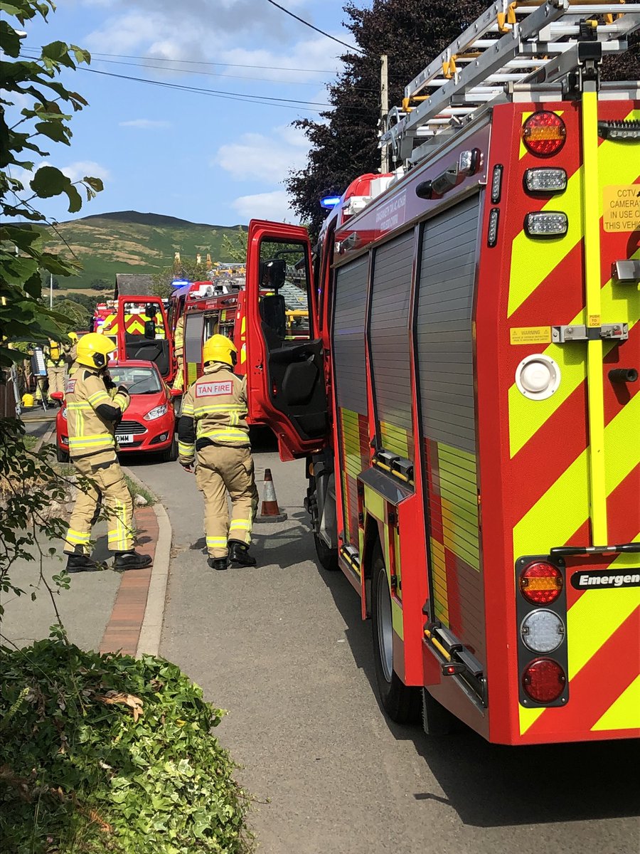 Small domestic fire in #Gellifor quickly dealt with by 3 units of fire and rescue.