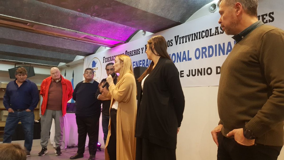 anabelfsagasti's tweet photo. La mejor manera de celebrar los 75 años de #FOEVA 👉 Con la Ley 27643 que garantiza el derecho a una jubilación digna para trabajadores de viña.
Con @MarisaUcedaOk, @BelenAnchi, Juan Carlos Aguirre y @MarcosGutierrez compartimos en #MarDelPlata un encuentro lleno de emoción ❤️ https://t.co/GcFKoFsksl