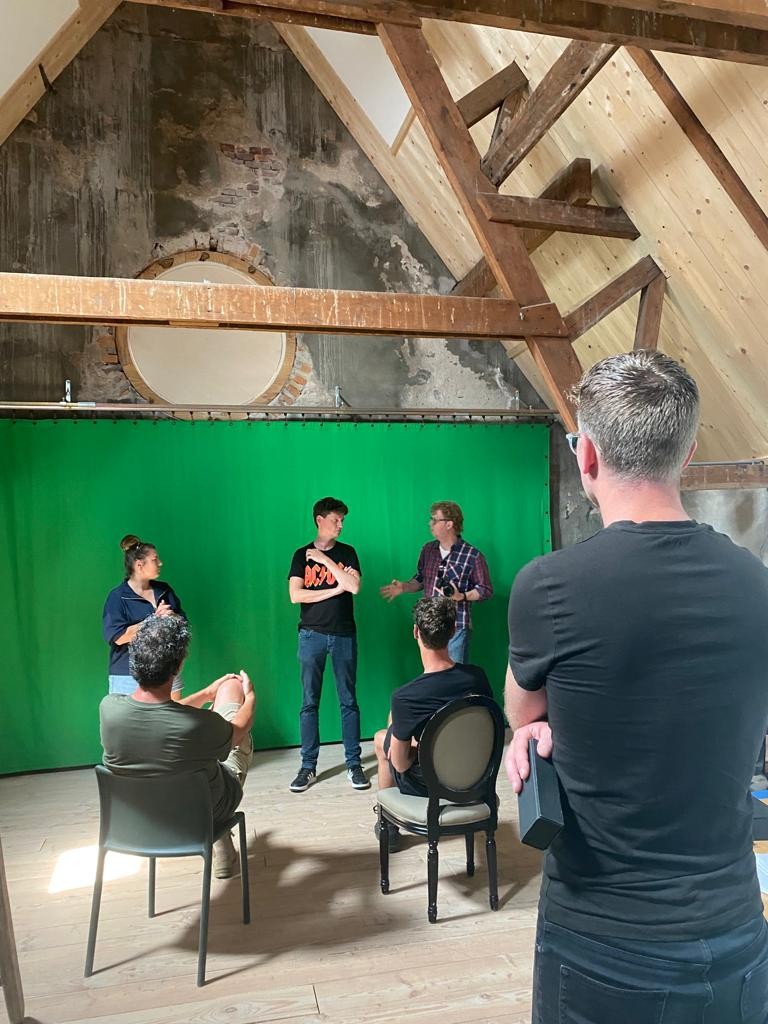 tryater's tweet photo. Hjoed en moarn binne wy by en bûten #Tryater drok dwaande mei it filmjen fan in #Simmerspot. Yn dizze simmerspot meitsje wy dúdlik wat jimme fan ús yn it nije #Seizoen ferwachtsje kinne.
👥: #GerkoJonker en #MurkJaepVanDerSchaaf
https://t.co/vYTXoZgfHv https://t.co/49DohVdQ4C