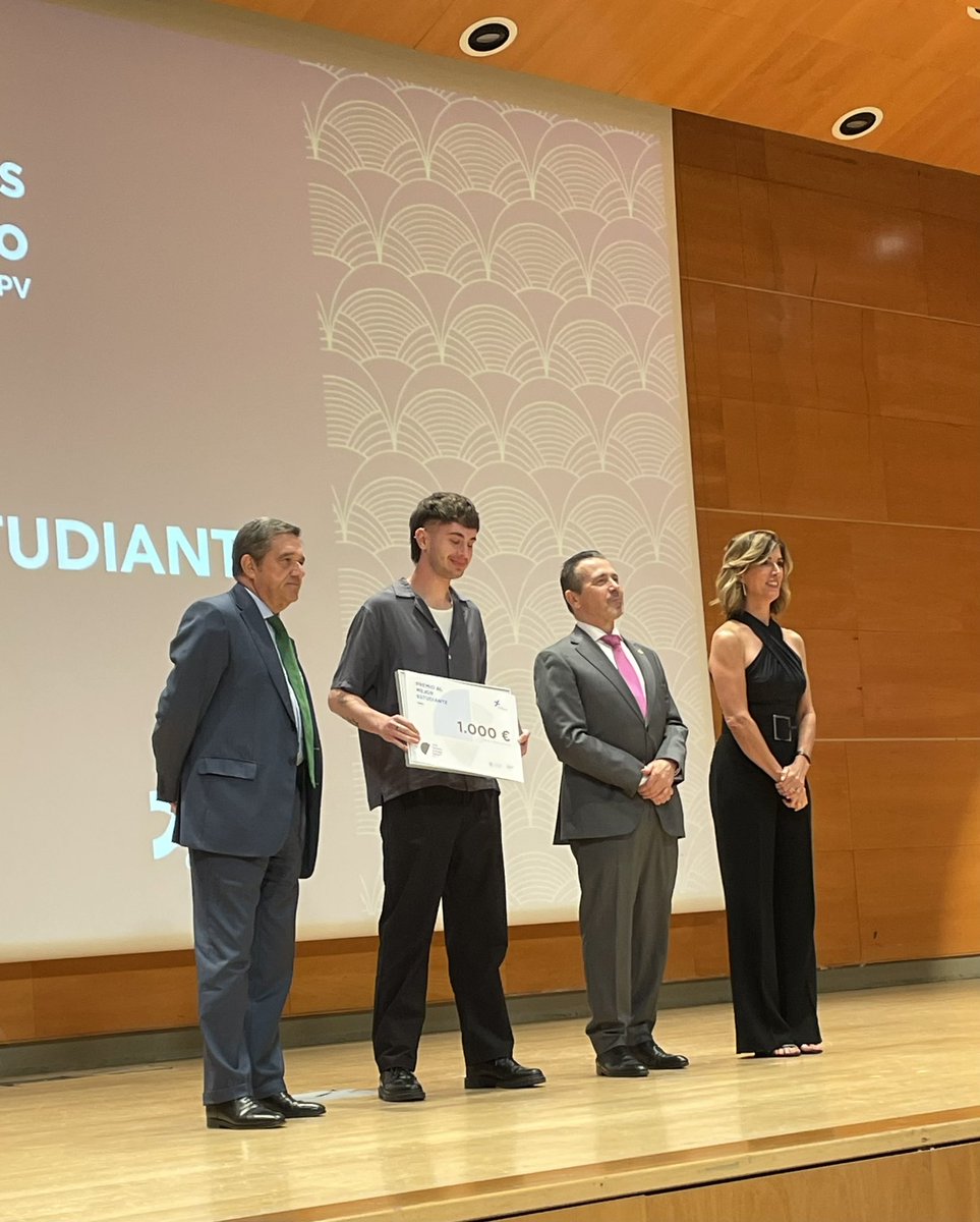 crubiom1's tweet photo. ¡¡Enhorabuena!! Un orgullo para la @eamnupv que Silvia Martínez y Javier Antón hayan recibido el premio a la excelencia docente y al mejor estudiante respectivamente. https://t.co/yWJ2KAMzNC