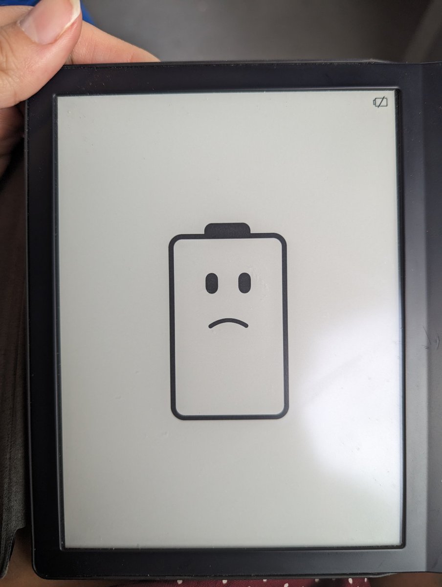 AsusenaRivera's tweet photo. Yo: voy a coger el tren que se demora más pero no tengo que hacer trasbordos, igual tengo mi Tolino pa leer.
Mi Tolino: 🤡 https://t.co/pFQ6i1MHX5
