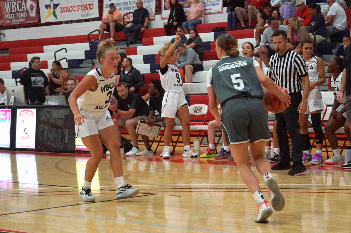 ProductionsW7's tweet photo. Our favorite 1 on 1 matchup from yesterdays @WisBCA All-Star games had to be @SamzBella 🆚 @trinitymocadlo #BigFish #HiOctane 🐠🎣⛽️ ❤️❤️ https://t.co/dRU5tpuD8k