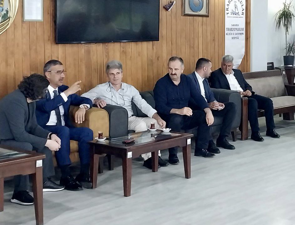 LBayraktar54's tweet photo. 📌 Sakarya Trabzonlular Derneği

Birlik ve beraberliğimizin pekiştiği bu güzel bayram gününde, Sakarya Trabzonlular Derneğinde düzenlenen bayramlaşma programına katılarak hemşehrilerimizle bayramlaştık. https://t.co/FqiyMzd8DQ