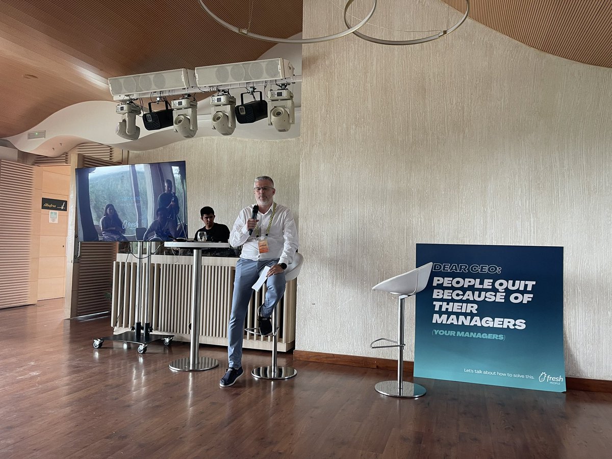 Jose_HRFreak's tweet photo. @jlhortelano es el presidente de @Startup_VLC y nos inaugura el #FreshSunset para hablarnos de la importancia del Talento para los ecosistemas de innovación y tecnología. https://t.co/BYlDPThhFA