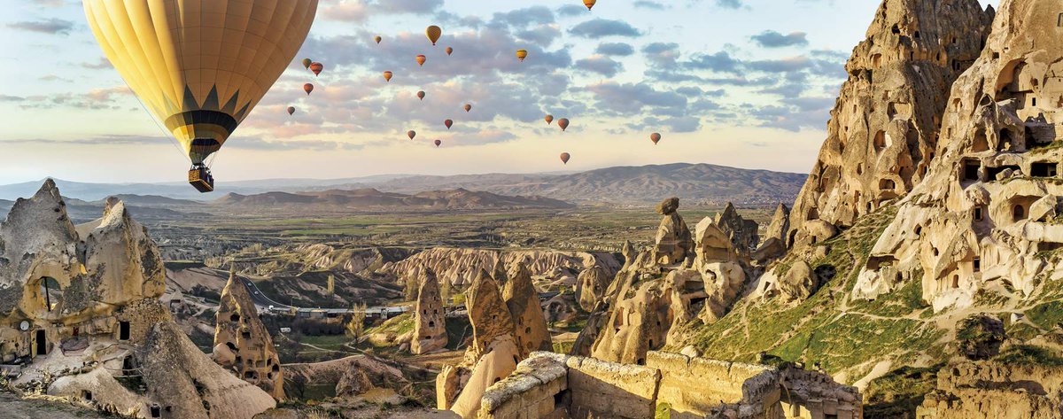 ViajayVuela_MX's tweet photo. Paisajes increíbles en Capadocia, Turquía.  Encontrarás valles, colinas y las formaciones rocosas más extrañas del planeta que han sido esculpidas por el tiempo de forma natural. Allí existieron más de 200 ciudades subterráneas con 10 pisos de profundidad.
#Capadocia #Turquía https://t.co/6jBGpUiLzn